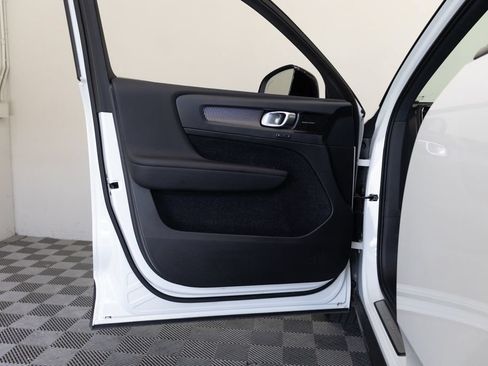 Used 2021 Volvo XC40 P8 Recharge w/ Advanced Package AWD/4WD image 17