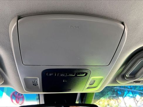 Used 2018 Toyota Camry XLE FWD image 33