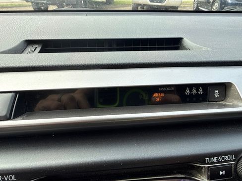 Used 2018 Toyota RAV4 LE image 19