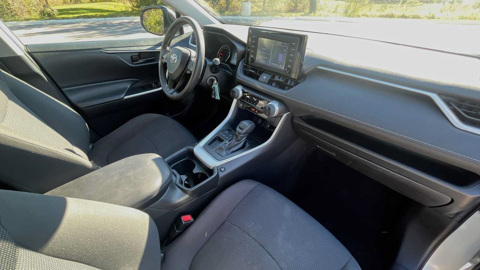 Used 2019 Toyota RAV4 LE FWD image 10