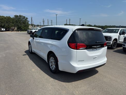 Used 2025 Chrysler Voyager LX FWD image 7