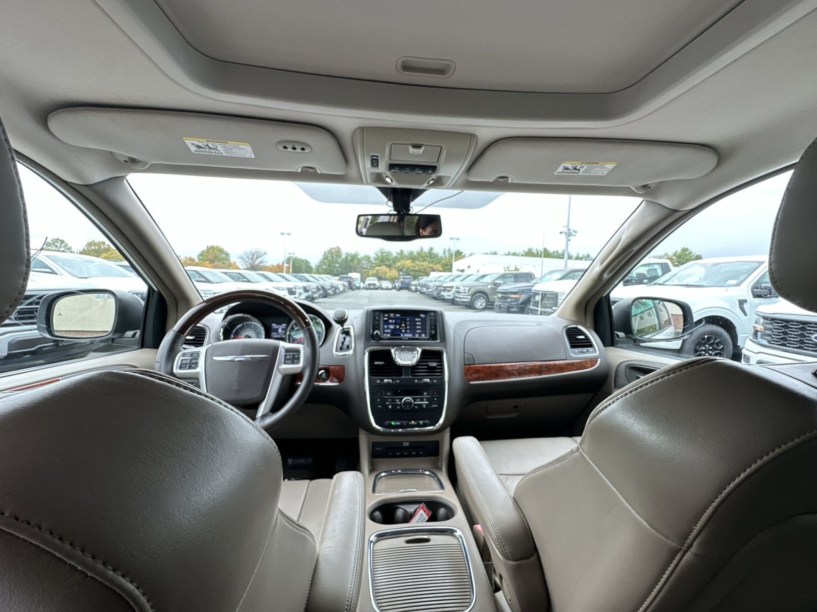 Used 2016 Chrysler Town & Country Limited Platinum FWD image 23
