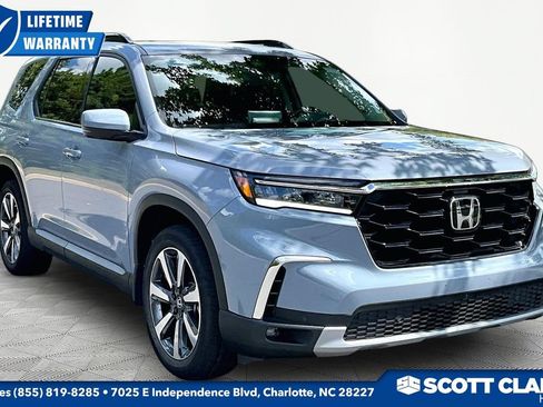 Used 2025 Honda Pilot Touring image 1