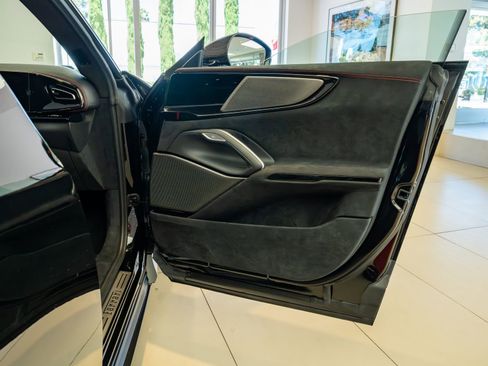 Used 2025 Ferrari Purosangue AWD/4WD image 25