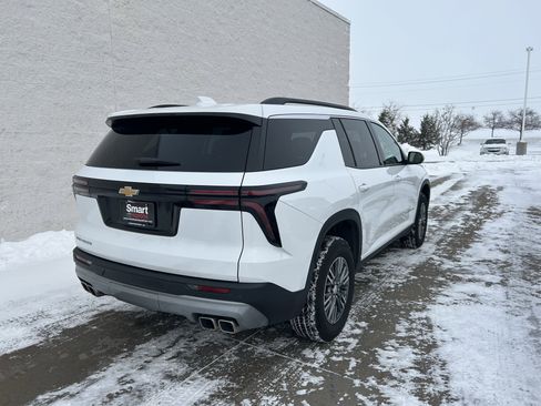 Used 2025 Chevrolet Traverse LT image 2