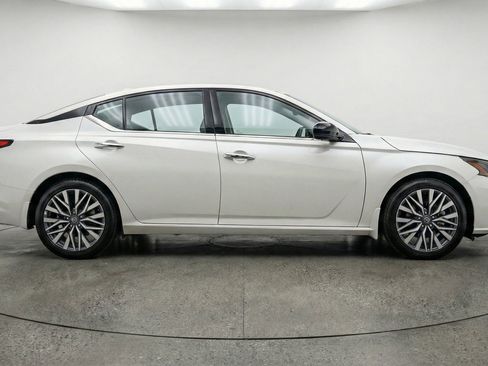 Used 2025 Nissan Altima 2.5 SV FWD image 11