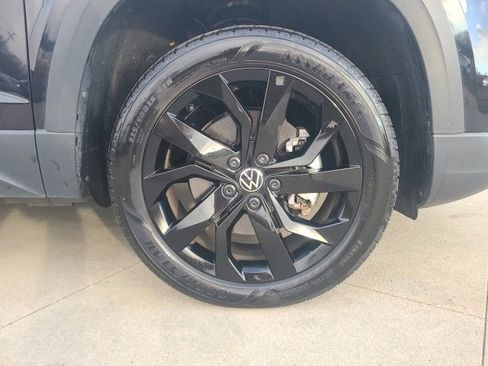 Used 2024 Volkswagen Taos SE w/ Panoramic Sunroof Package image 9