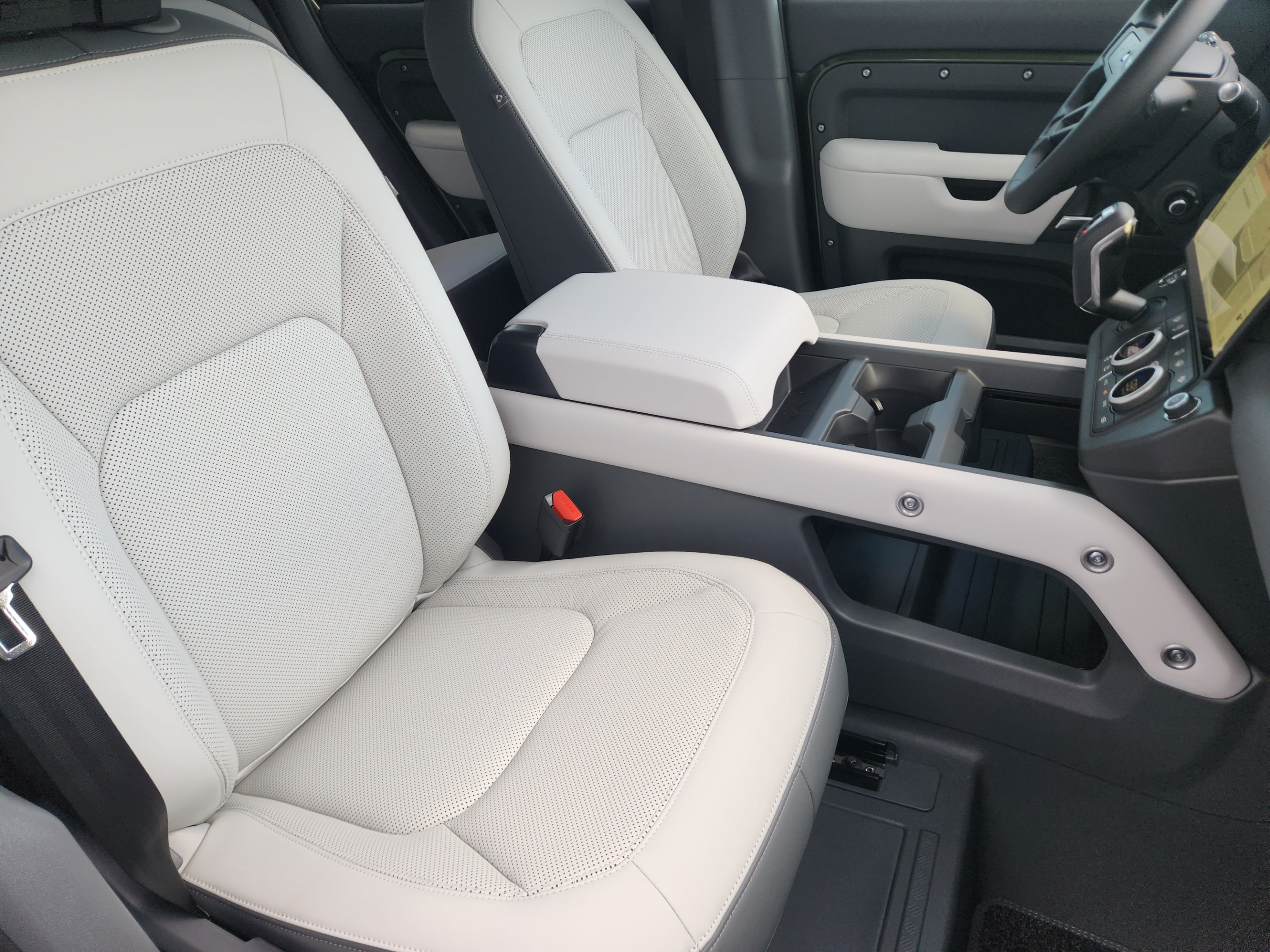 New 2026 Land Rover Defender 110 X-Dynamic SE AWD/4WD image 13