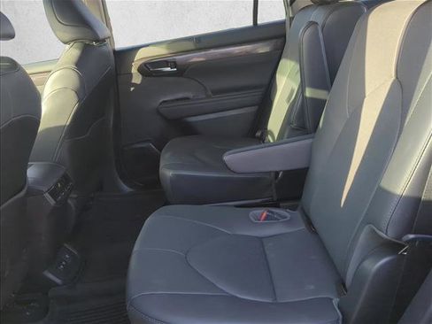 Used 2021 Toyota Highlander Limited image 23