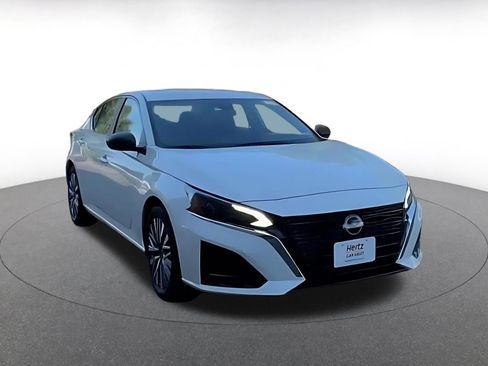 Used 2025 Nissan Altima 2.5 SV FWD image 3