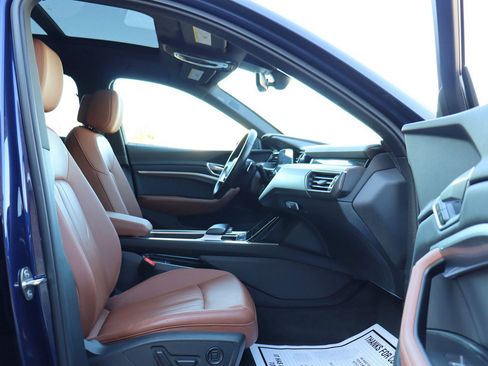 Used 2021 Audi e-tron Premium Plus w/ Premium Plus Package image 20