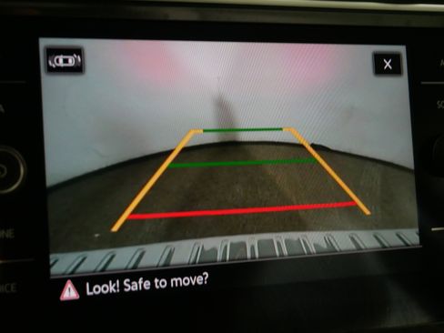 Used 2023 Volkswagen Tiguan SE w/ Panoramic Sunroof Package image 32