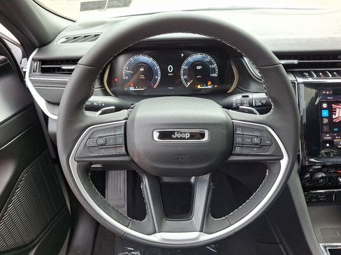 New 2025 Jeep Grand Cherokee Laredo X w/ Luxury Tech Group I image 13