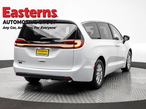 Used 2023 Chrysler Pacifica Touring-L FWD image 5