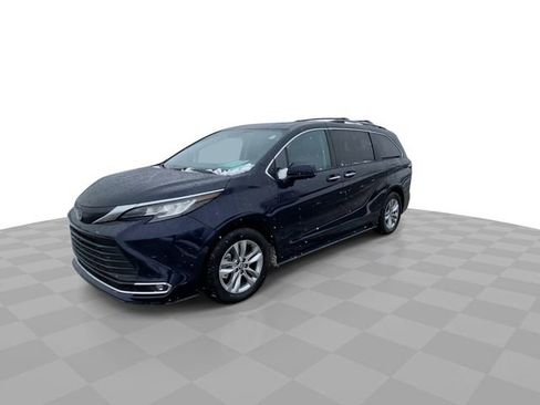 Used 2022 Toyota Sienna XLE w/ XLE Plus Package image 4