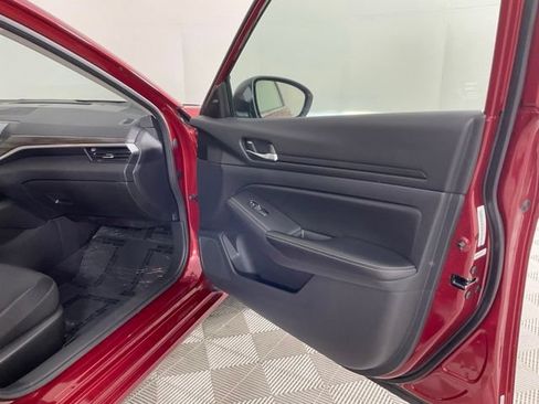 Used 2025 Nissan Altima 2.5 SV FWD image 17