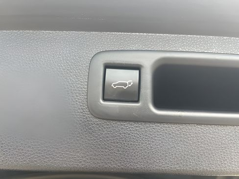 Used 2021 Toyota Highlander XLE FWD image 9