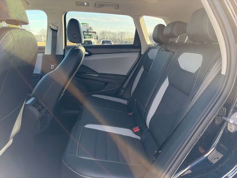 Used 2022 Volkswagen Taos SEL image 30