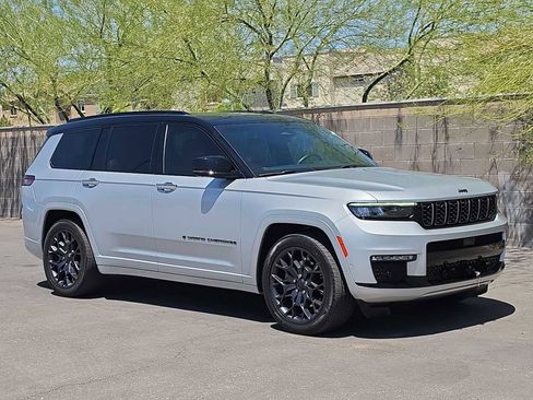 Used 2023 Jeep Grand Cherokee L Summit AWD/4WD image 3