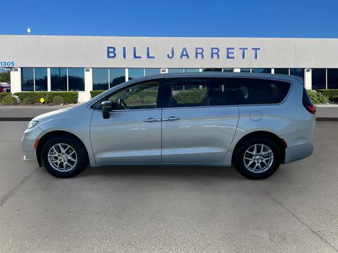 Used 2024 Chrysler Pacifica Touring-L image 4