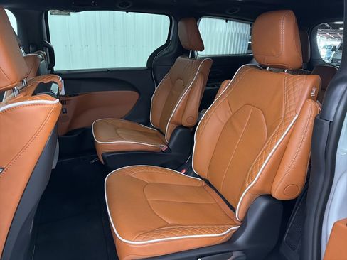 New 2026 Chrysler Pacifica Pinnacle image 11