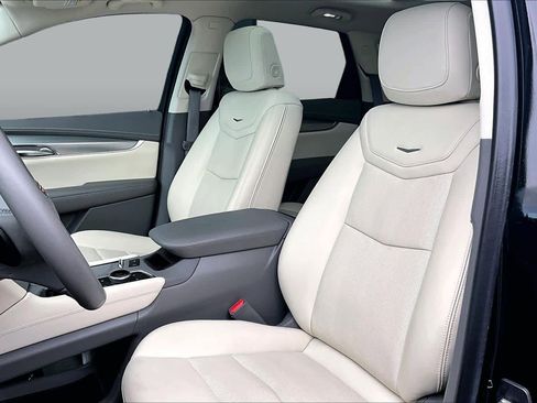 Used 2023 Cadillac XT5 Premium Luxury w/ Technology Package FWD image 7