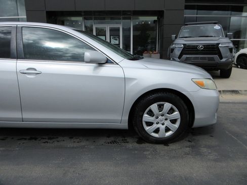 Used 2010 Toyota Camry LE image 13
