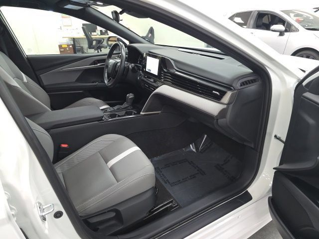 Used 2025 Toyota Camry SE AWD/4WD image 5