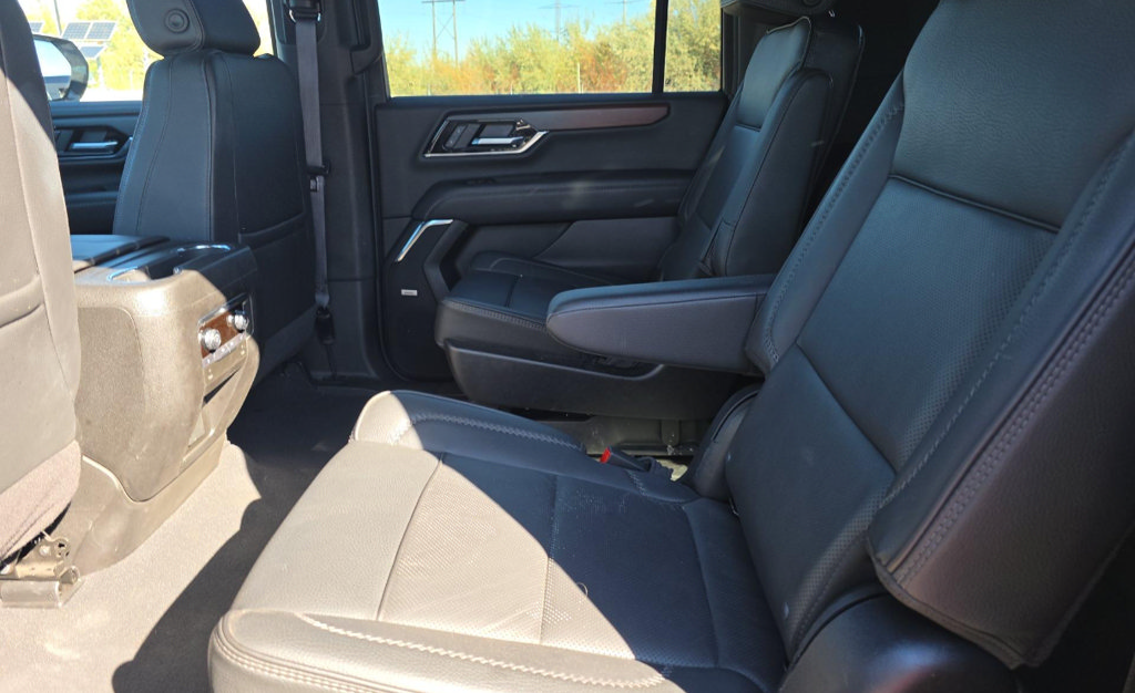 Used 2025 GMC Yukon XL Denali AWD/4WD image 5