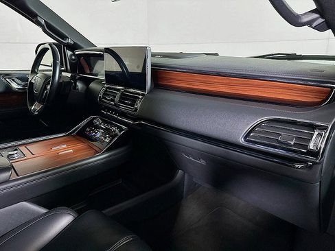 Used 2024 Lincoln Navigator Premiere image 32