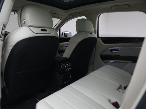 Certified 2022 Bentley Bentayga AWD/4WD image 22