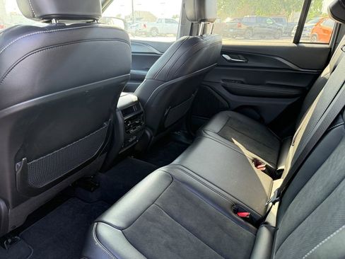 Used 2025 Jeep Grand Cherokee Altitude AWD/4WD image 9