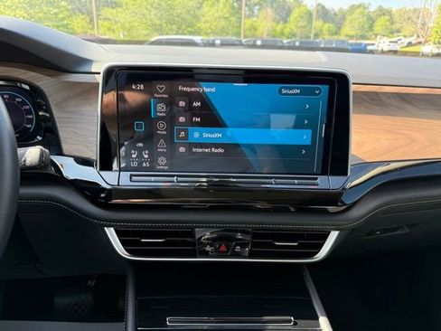 Used 2024 Volkswagen Atlas SE image 19