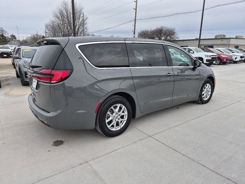 Used 2023 Chrysler Pacifica Touring-L image 5