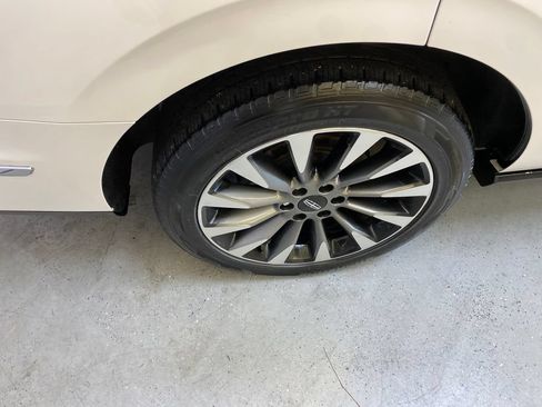 Used 2018 Lincoln Navigator Select w/ Technology Package RWD image 13