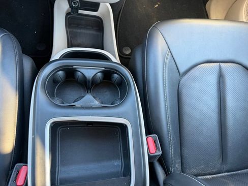 Used 2024 Chrysler Pacifica Touring-L FWD image 22
