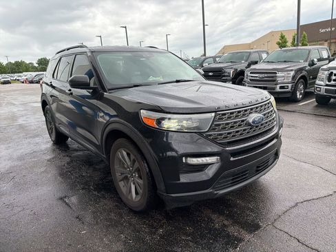 Used 2021 Ford Explorer XLT w/ Equipment Group 202A AWD/4WD image 3
