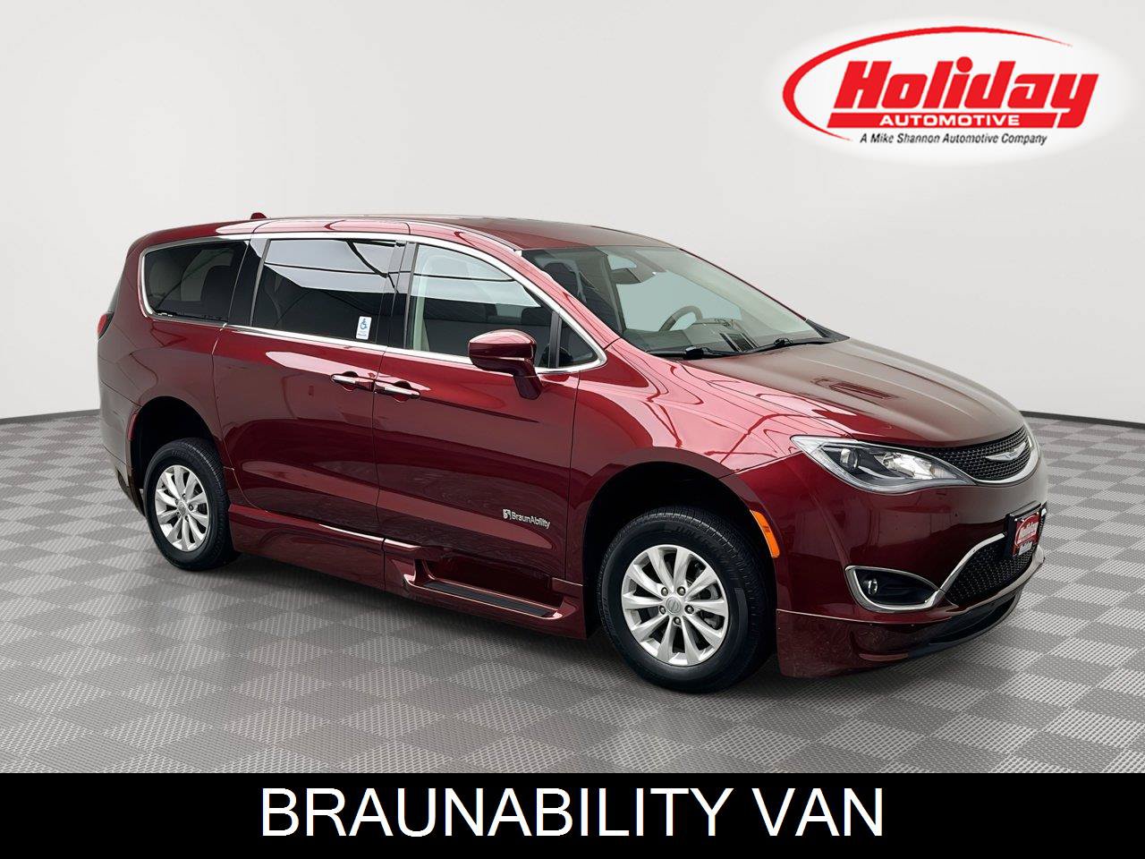 Used 2018 Chrysler Pacifica Touring Plus FWD image 1