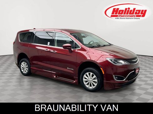 Used 2018 Chrysler Pacifica Touring Plus FWD image 1