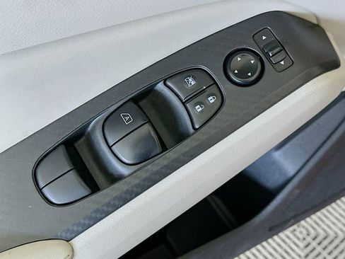 Used 2025 Nissan Altima 2.5 SV FWD image 19
