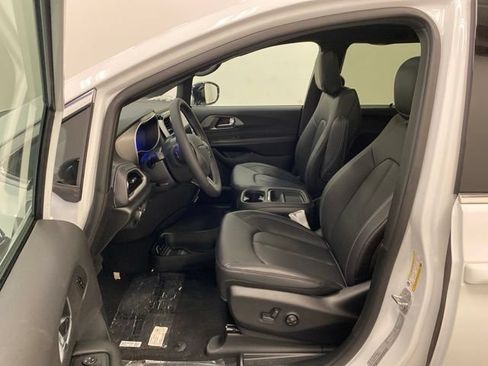 New 2027 Chrysler Pacifica Select FWD image 8