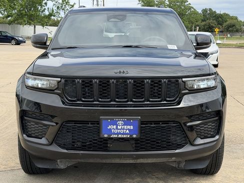 Used 2025 Jeep Grand Cherokee Altitude AWD/4WD image 3