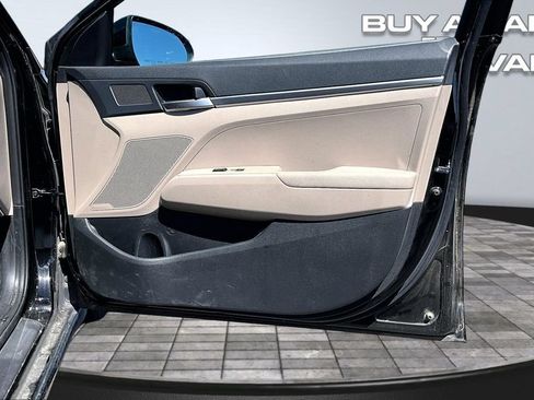 Used 2020 Hyundai Elantra SE FWD image 23