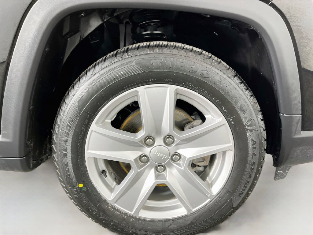 Used 2022 Jeep Compass Latitude w/ Convenience Group FWD image 38