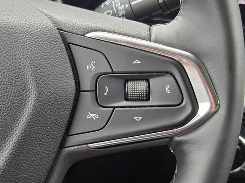 Used 2025 Chevrolet Trax LT w/ LT Convenience Package FWD image 21