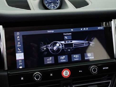 Certified 2025 Porsche Macan AWD/4WD image 27