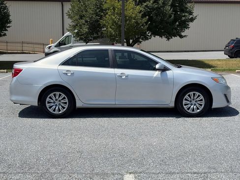 Used 2014 Toyota Camry LE FWD image 9