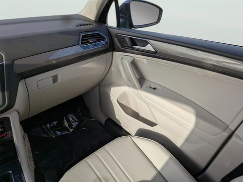Used 2023 Volkswagen Tiguan SE w/ Panoramic Sunroof Package FWD image 14