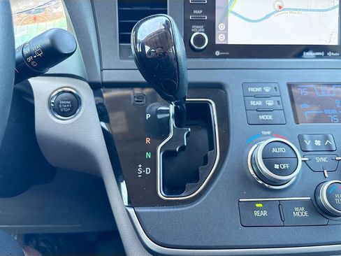 Used 2020 Toyota Sienna XLE w/ XLE Navigation Package FWD image 17