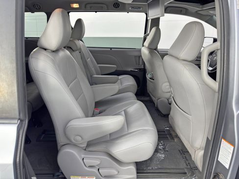 Used 2018 Toyota Sienna XLE Premium image 40